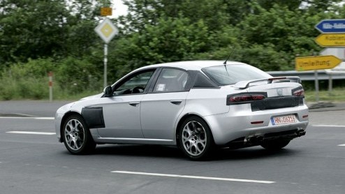De meest sportieve versie van de Alfa 159, de GTA, nadert zijn voltooiing. Onze spionagefotografen betrapten een matig gecamoufleerde versie niet ver van de Nrburgring in Duitsland.