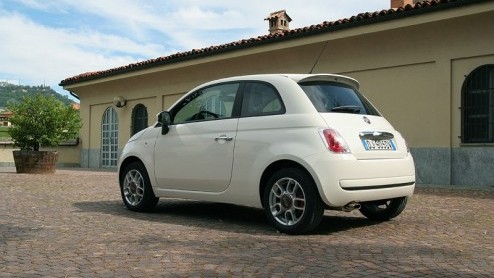 Hij is er eindelijk, die schattige Fiat 500. Op de dag af 50 jaar na de presentatie van de Nuova 500  d auto die de Italianen mobiel maakte  is de nieuwe 500 met veel toeters en bellen in Turijn ge