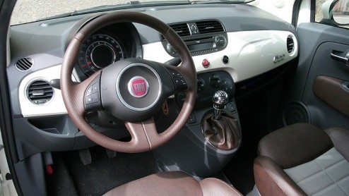 Hij is er eindelijk, die schattige Fiat 500. Op de dag af 50 jaar na de presentatie van de Nuova 500  d auto die de Italianen mobiel maakte  is de nieuwe 500 met veel toeters en bellen in Turijn ge