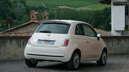 Hij is er eindelijk, die schattige Fiat 500. Op de dag af 50 jaar na de presentatie van de Nuova 500  d auto die de Italianen mobiel maakte  is de nieuwe 500 met veel toeters en bellen in Turijn ge
