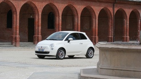 Hij is er eindelijk, die schattige Fiat 500. Op de dag af 50 jaar na de presentatie van de Nuova 500  d auto die de Italianen mobiel maakte  is de nieuwe 500 met veel toeters en bellen in Turijn ge