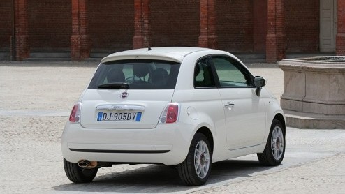 Hij is er eindelijk, die schattige Fiat 500. Op de dag af 50 jaar na de presentatie van de Nuova 500  d auto die de Italianen mobiel maakte  is de nieuwe 500 met veel toeters en bellen in Turijn ge