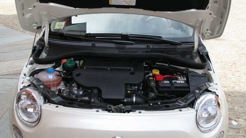 Hij is er eindelijk, die schattige Fiat 500. Op de dag af 50 jaar na de presentatie van de Nuova 500  d auto die de Italianen mobiel maakte  is de nieuwe 500 met veel toeters en bellen in Turijn ge