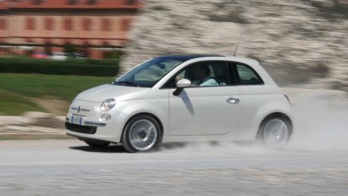 Hij is er eindelijk, die schattige Fiat 500. Op de dag af 50 jaar na de presentatie van de Nuova 500  d auto die de Italianen mobiel maakte  is de nieuwe 500 met veel toeters en bellen in Turijn ge