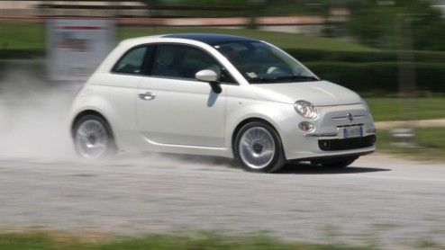 Hij is er eindelijk, die schattige Fiat 500. Op de dag af 50 jaar na de presentatie van de Nuova 500  d auto die de Italianen mobiel maakte  is de nieuwe 500 met veel toeters en bellen in Turijn ge
