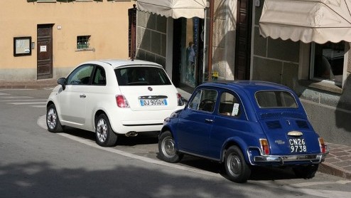 Hij is er eindelijk, die schattige Fiat 500. Op de dag af 50 jaar na de presentatie van de Nuova 500  d auto die de Italianen mobiel maakte  is de nieuwe 500 met veel toeters en bellen in Turijn ge