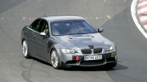 We hadden hem vorig jaar al eens zwaar gecamoufleerd voor je in Noord-Europa, maar inmiddels rijden er van de BMW M3 Cabrio ook nauwelijks afgeplakte versies rond.