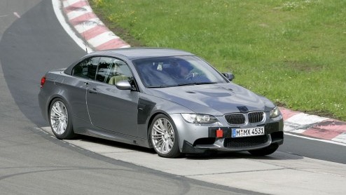 We hadden hem vorig jaar al eens zwaar gecamoufleerd voor je in Noord-Europa, maar inmiddels rijden er van de BMW M3 Cabrio ook nauwelijks afgeplakte versies rond.