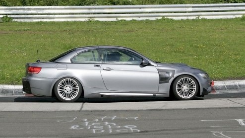 We hadden hem vorig jaar al eens zwaar gecamoufleerd voor je in Noord-Europa, maar inmiddels rijden er van de BMW M3 Cabrio ook nauwelijks afgeplakte versies rond.