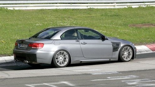 We hadden hem vorig jaar al eens zwaar gecamoufleerd voor je in Noord-Europa, maar inmiddels rijden er van de BMW M3 Cabrio ook nauwelijks afgeplakte versies rond.