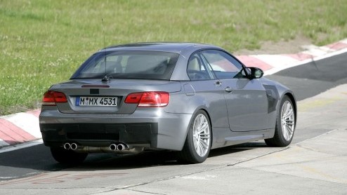 We hadden hem vorig jaar al eens zwaar gecamoufleerd voor je in Noord-Europa, maar inmiddels rijden er van de BMW M3 Cabrio ook nauwelijks afgeplakte versies rond.