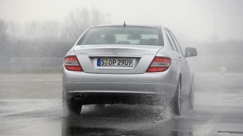 Mercedes heeft per direct 4Matic-uitvoeringen met permanente vierwielaandrijving aan het gamma van de C-klasse toegevoegd.Het is beschikbaar op de C 280, C 350 en de C 320 CDI. De prijzen beginnen bij