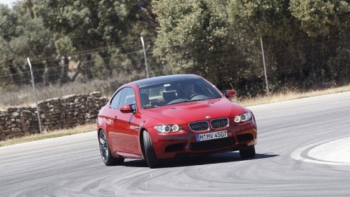 Bij de eerste kennismaking met de nieuwe BMW M3 hinken we een beetje op twee gedachten. Wat een prachtig klinkende en presterende sportmachine staat er onder de motorkap (met bult) van deze nieuwste M