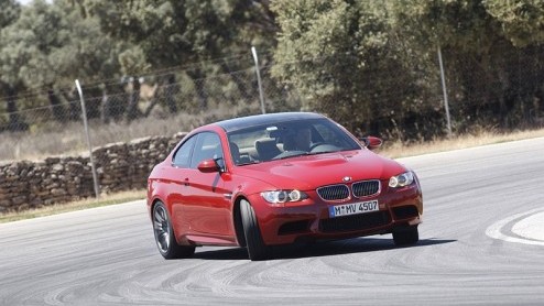 Bij de eerste kennismaking met de nieuwe BMW M3 hinken we een beetje op twee gedachten. Wat een prachtig klinkende en presterende sportmachine staat er onder de motorkap (met bult) van deze nieuwste M