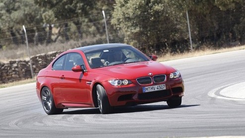 Bij de eerste kennismaking met de nieuwe BMW M3 hinken we een beetje op twee gedachten. Wat een prachtig klinkende en presterende sportmachine staat er onder de motorkap (met bult) van deze nieuwste M
