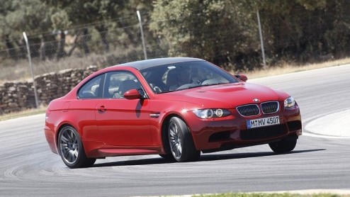 Bij de eerste kennismaking met de nieuwe BMW M3 hinken we een beetje op twee gedachten. Wat een prachtig klinkende en presterende sportmachine staat er onder de motorkap (met bult) van deze nieuwste M
