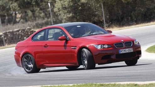 Bij de eerste kennismaking met de nieuwe BMW M3 hinken we een beetje op twee gedachten. Wat een prachtig klinkende en presterende sportmachine staat er onder de motorkap (met bult) van deze nieuwste M