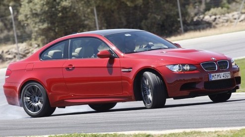 Bij de eerste kennismaking met de nieuwe BMW M3 hinken we een beetje op twee gedachten. Wat een prachtig klinkende en presterende sportmachine staat er onder de motorkap (met bult) van deze nieuwste M
