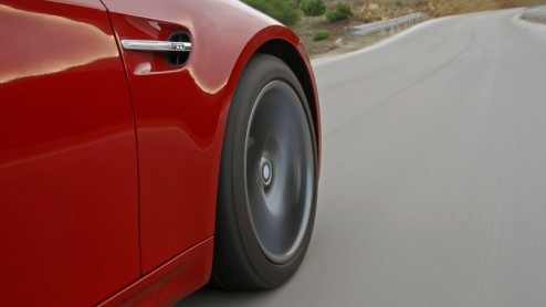 Bij de eerste kennismaking met de nieuwe BMW M3 hinken we een beetje op twee gedachten. Wat een prachtig klinkende en presterende sportmachine staat er onder de motorkap (met bult) van deze nieuwste M