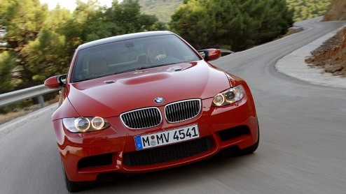 Bij de eerste kennismaking met de nieuwe BMW M3 hinken we een beetje op twee gedachten. Wat een prachtig klinkende en presterende sportmachine staat er onder de motorkap (met bult) van deze nieuwste M