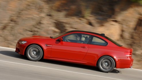 Bij de eerste kennismaking met de nieuwe BMW M3 hinken we een beetje op twee gedachten. Wat een prachtig klinkende en presterende sportmachine staat er onder de motorkap (met bult) van deze nieuwste M