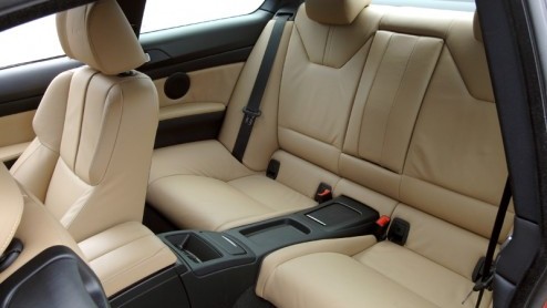 Bij de eerste kennismaking met de nieuwe BMW M3 hinken we een beetje op twee gedachten. Wat een prachtig klinkende en presterende sportmachine staat er onder de motorkap (met bult) van deze nieuwste M