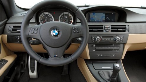 Bij de eerste kennismaking met de nieuwe BMW M3 hinken we een beetje op twee gedachten. Wat een prachtig klinkende en presterende sportmachine staat er onder de motorkap (met bult) van deze nieuwste M