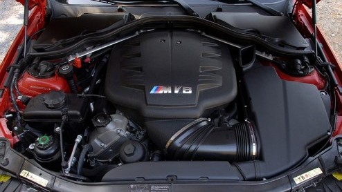 Bij de eerste kennismaking met de nieuwe BMW M3 hinken we een beetje op twee gedachten. Wat een prachtig klinkende en presterende sportmachine staat er onder de motorkap (met bult) van deze nieuwste M