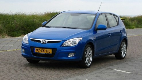 Al bij het zien van de Hyundai i30 dringt de vergelijking met de Kia Ceed zich op, want dat is tenslotte het nagenoeg eeneiige tweelingzusje van het zustermerk. Maar die is goedkoper en krijgt langer