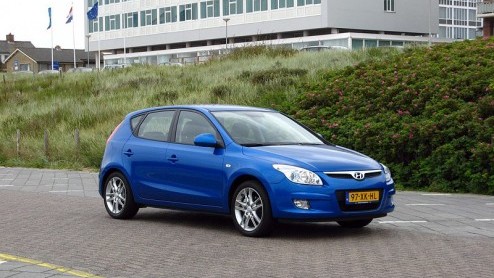 Al bij het zien van de Hyundai i30 dringt de vergelijking met de Kia Ceed zich op, want dat is tenslotte het nagenoeg eeneiige tweelingzusje van het zustermerk. Maar die is goedkoper en krijgt langer