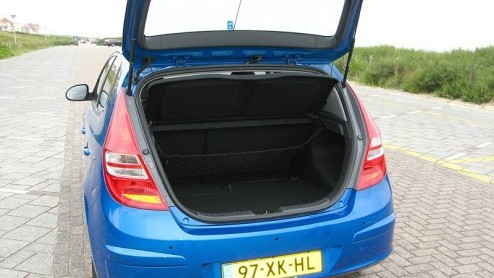 Al bij het zien van de Hyundai i30 dringt de vergelijking met de Kia Ceed zich op, want dat is tenslotte het nagenoeg eeneiige tweelingzusje van het zustermerk. Maar die is goedkoper en krijgt langer