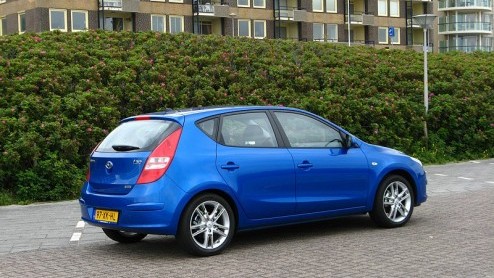 Al bij het zien van de Hyundai i30 dringt de vergelijking met de Kia Ceed zich op, want dat is tenslotte het nagenoeg eeneiige tweelingzusje van het zustermerk. Maar die is goedkoper en krijgt langer