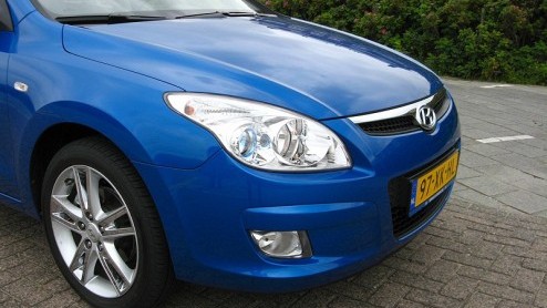 Al bij het zien van de Hyundai i30 dringt de vergelijking met de Kia Ceed zich op, want dat is tenslotte het nagenoeg eeneiige tweelingzusje van het zustermerk. Maar die is goedkoper en krijgt langer