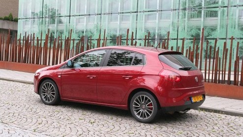 De turbocompressor is bezig aan een krachtige comeback. Maar dit keer wordt hij niet zozeer toegepast voor sportieve doeleinden, maar uit economische motieven. Brandstofverbruik en CO2-uitstoot moeten