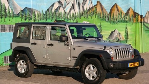 In het steeds verder met luxueuze SUV-versies uitdijende Jeep-gamma staat de Wrangler het dichtst bij de uitvinder van het hele genre aan terreinautos. Niettemin is de nieuwste generatie van de Wra