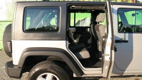 In het steeds verder met luxueuze SUV-versies uitdijende Jeep-gamma staat de Wrangler het dichtst bij de uitvinder van het hele genre aan terreinautos. Niettemin is de nieuwste generatie van de Wra