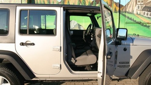 In het steeds verder met luxueuze SUV-versies uitdijende Jeep-gamma staat de Wrangler het dichtst bij de uitvinder van het hele genre aan terreinautos. Niettemin is de nieuwste generatie van de Wra