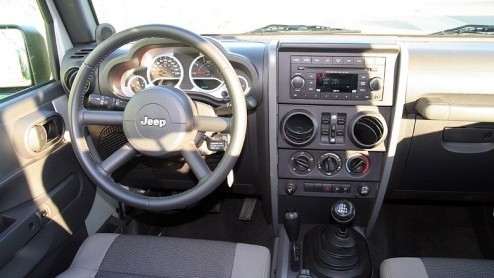 In het steeds verder met luxueuze SUV-versies uitdijende Jeep-gamma staat de Wrangler het dichtst bij de uitvinder van het hele genre aan terreinautos. Niettemin is de nieuwste generatie van de Wra