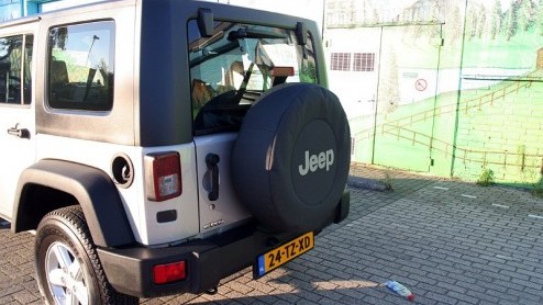 In het steeds verder met luxueuze SUV-versies uitdijende Jeep-gamma staat de Wrangler het dichtst bij de uitvinder van het hele genre aan terreinautos. Niettemin is de nieuwste generatie van de Wra