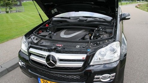 De nieuwe GL-klasse van Mercedes maakt op alle mogelijke manieren indruk. Hij is niet alleen groot, snel, luxueus en comfortabel, ook zijn prijskaart (het verkleinwoord is hier echt niet op zn plaats