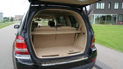 De nieuwe GL-klasse van Mercedes maakt op alle mogelijke manieren indruk. Hij is niet alleen groot, snel, luxueus en comfortabel, ook zijn prijskaart (het verkleinwoord is hier echt niet op zn plaats