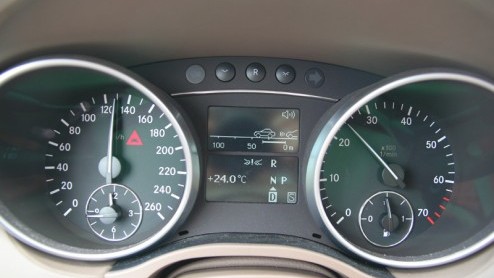 De nieuwe GL-klasse van Mercedes maakt op alle mogelijke manieren indruk. Hij is niet alleen groot, snel, luxueus en comfortabel, ook zijn prijskaart (het verkleinwoord is hier echt niet op zn plaats