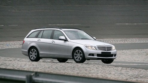 Over enkele weken trekken de Mercedes-bazen het laken van de combiversie C-klasse op de IAA in Frankfurt, maar onze spionagefotografen betrapten de auto al in de buurt van Stuttgart.