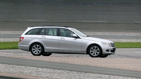 Over enkele weken trekken de Mercedes-bazen het laken van de combiversie C-klasse op de IAA in Frankfurt, maar onze spionagefotografen betrapten de auto al in de buurt van Stuttgart.