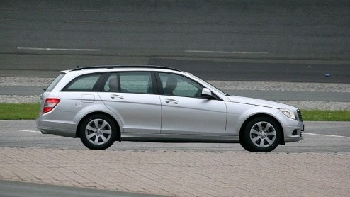Over enkele weken trekken de Mercedes-bazen het laken van de combiversie C-klasse op de IAA in Frankfurt, maar onze spionagefotografen betrapten de auto al in de buurt van Stuttgart.
