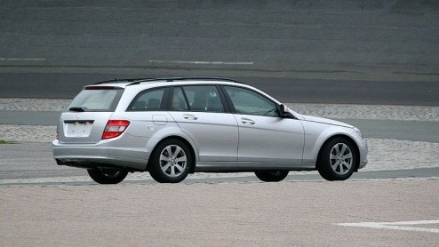 Over enkele weken trekken de Mercedes-bazen het laken van de combiversie C-klasse op de IAA in Frankfurt, maar onze spionagefotografen betrapten de auto al in de buurt van Stuttgart.