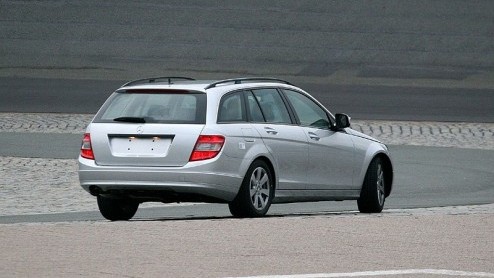 Over enkele weken trekken de Mercedes-bazen het laken van de combiversie C-klasse op de IAA in Frankfurt, maar onze spionagefotografen betrapten de auto al in de buurt van Stuttgart.