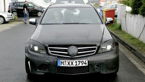 Over enkele weken trekken de Mercedes-bazen het laken van de combiversie C-klasse op de IAA in Frankfurt, maar onze spionagefotografen betrapten de auto al in de buurt van Stuttgart.