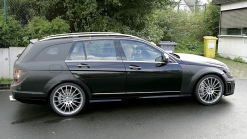 Over enkele weken trekken de Mercedes-bazen het laken van de combiversie C-klasse op de IAA in Frankfurt, maar onze spionagefotografen betrapten de auto al in de buurt van Stuttgart.