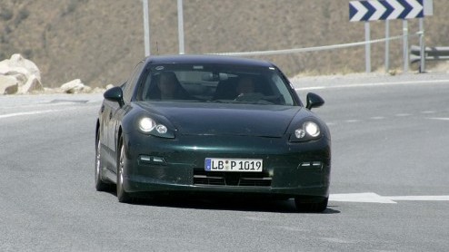 De voor 2009 aangekondigde Porsche Panamera laat ook steeds meer van zijn camouflage vallen. Dit exemplaar werd betrapt bij testwerk in Zuid-Frankrijk.